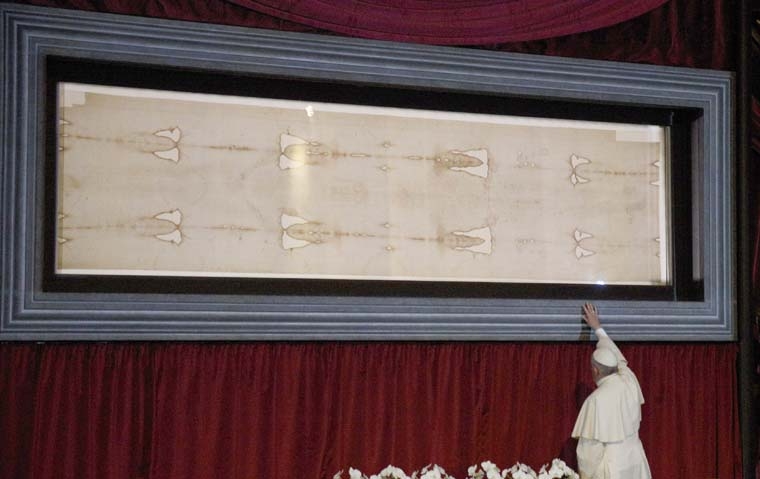 Pope Francis contemplates shroud, calls it ‘icon of love’ 