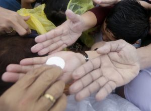 20150820cnsbr0207 1 300x221 - Pilgrims reach receive Communion as Pope Francis celebrates Mass in Manila