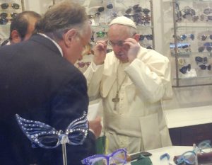 20150904cnsbr0401 1 300x233 - Pope Francis tries glasses in optical store in downtown Rome
