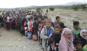 20150908cnsbr0459 1 1 300x176 - Hundreds of migrants line up to catch train in Macedonia