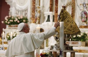 20150922cnsnw02141 1 300x196 - Pope Francis lights candle at statue of Our Lady of Charity, patroness of Cuba, in El Cobre