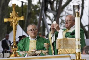 candle 20150927cnsnw0773 1 300x204 - Pope Francis raises Eucharist as he celebrates closing Mass of World Meeting of Families