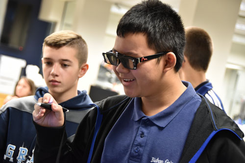 Grimes students use a computer interface and glasses to manipulate a virtual human heart at SU's MakerSpace. (Sun photo | Katherine Long)
