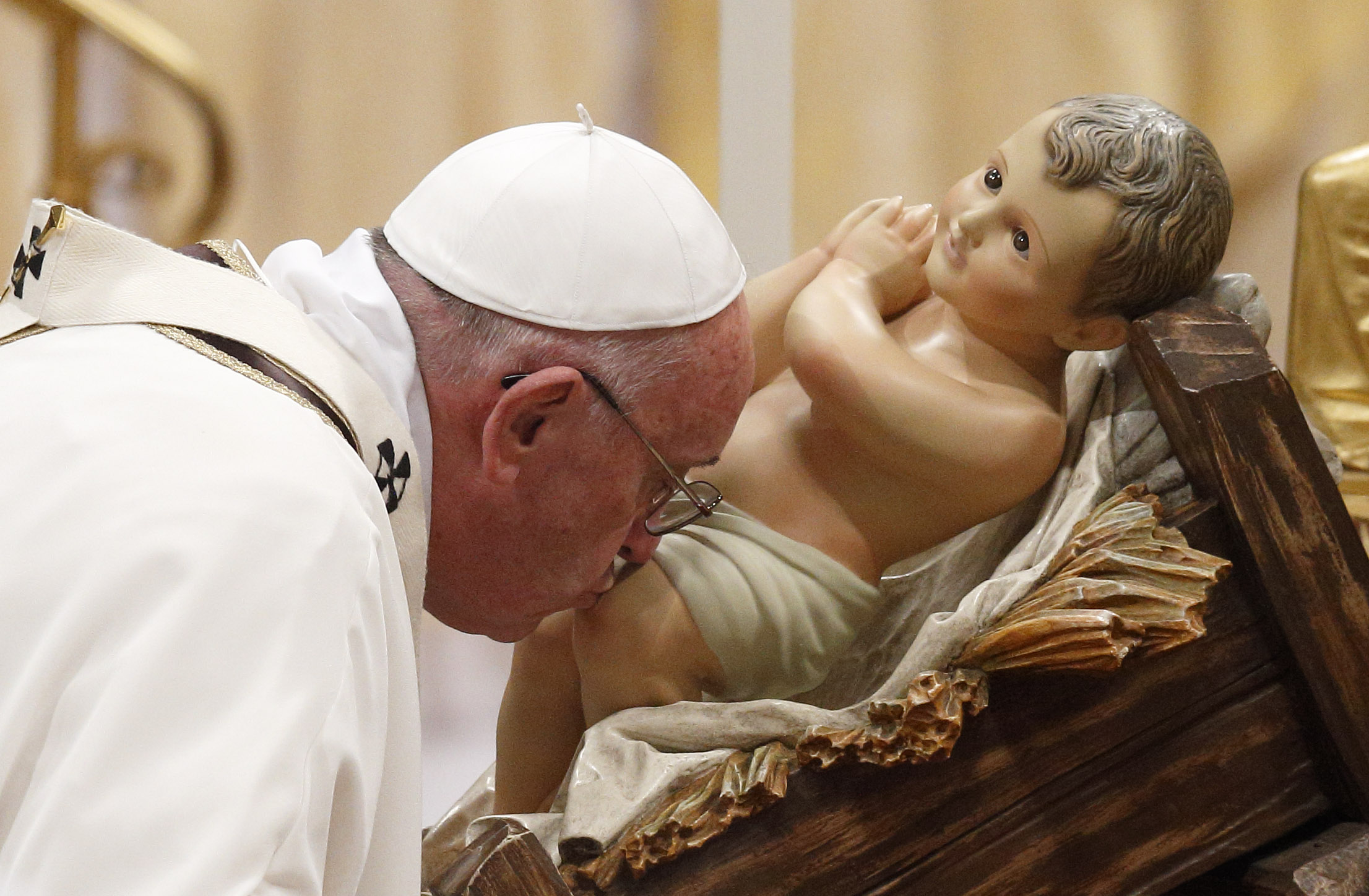 Christ’s birth can bring peace, hope to suffering world, pope says