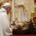 20171224T1620 124 CNS POPE CHRISTMAS MASS 150x150 - Share hope with those seeking better lives, pope says