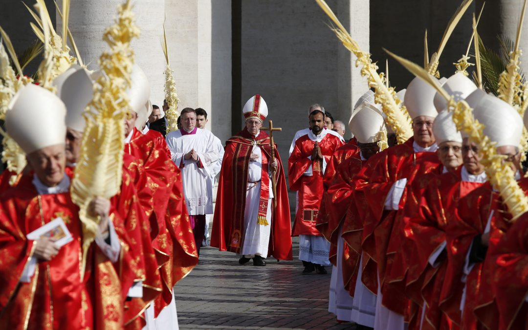‘Cry out,’ pope tells young people at Palm Sunday Mass