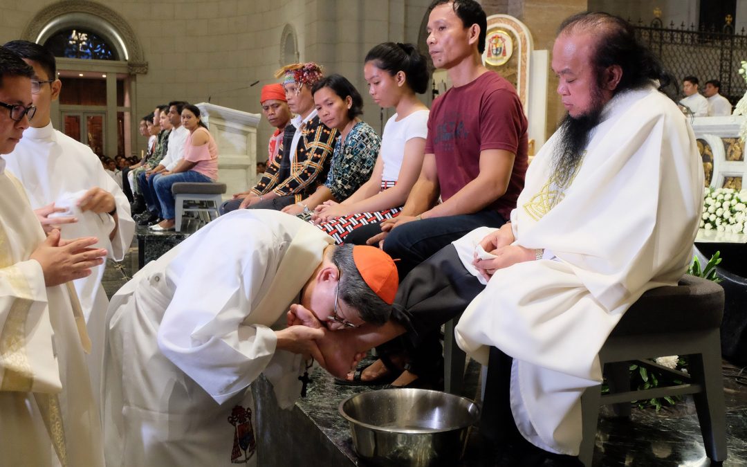 Holy Thursday: Cardinal Tagle washes feet of priest kidnapped by rebels