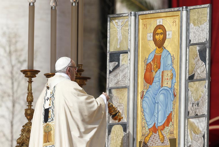 Easter shows the power of love,  which renews the world, pope says