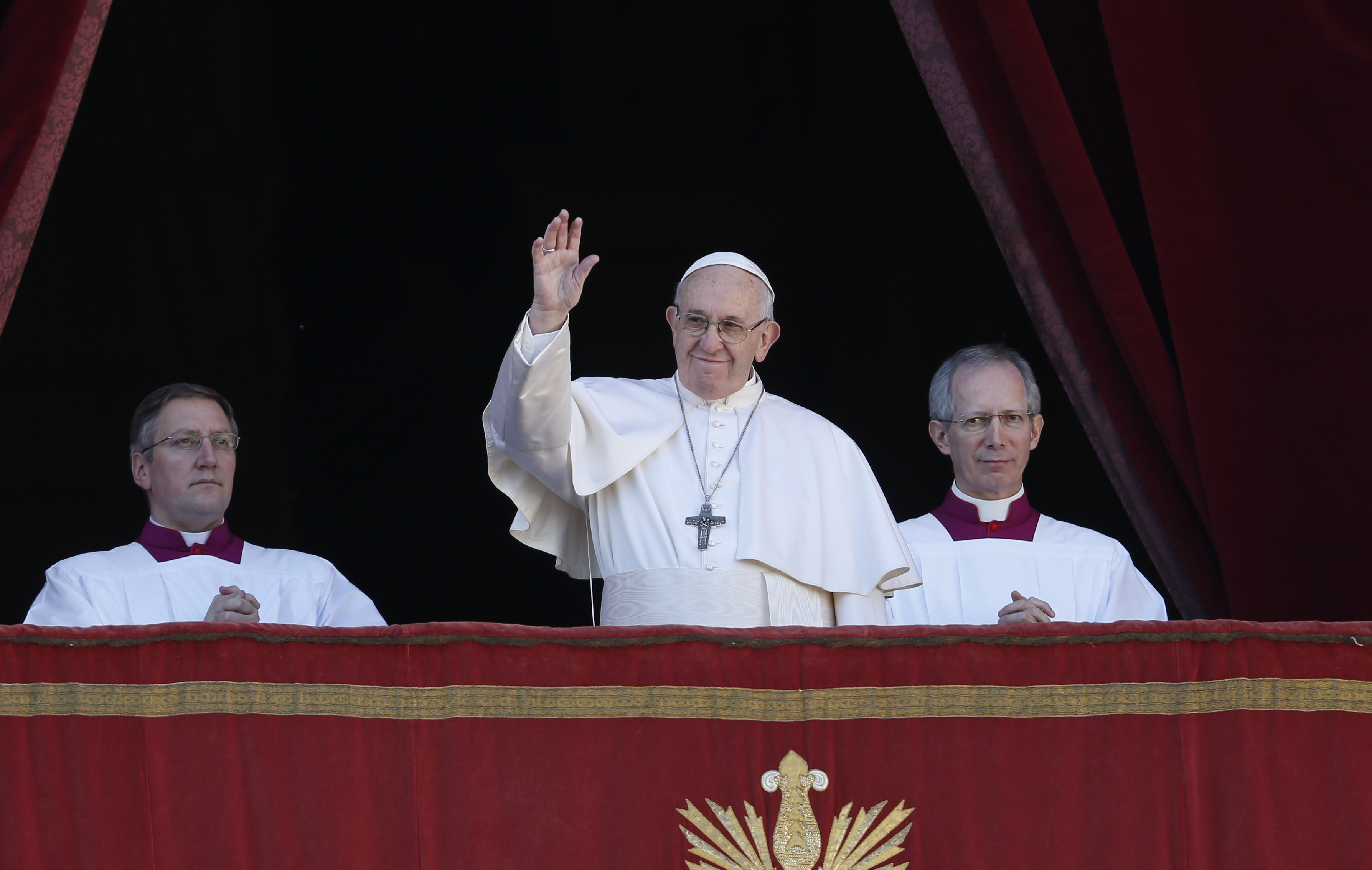 In Christmas message, pope prays for peace, brotherhood
