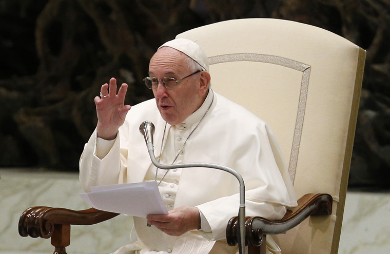 Prayer has the power to change lives, hearts, pope says