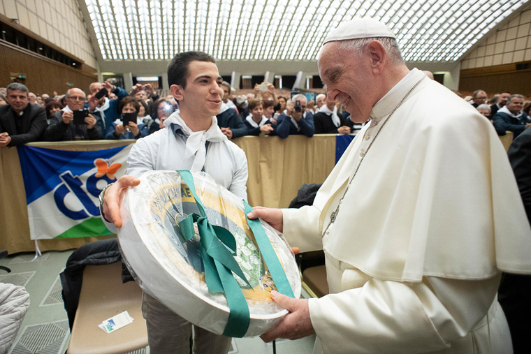 Pope praises Catholic tourism group dedicated to young people