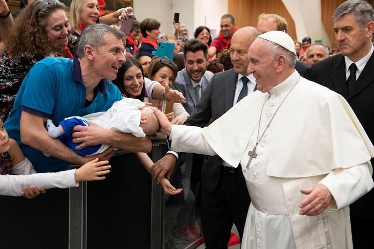 Be witnesses of love, pope tells charismatic movement