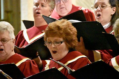 group sings - O holy tradition: Christmas Eve concert at basilica