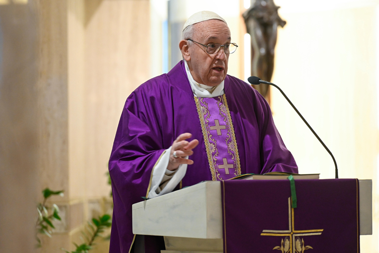Pope: Personnel, priests caring for COVID-19 patients are heroes
