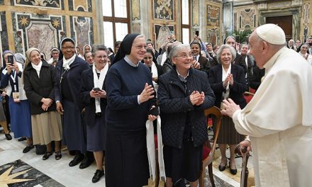 Set out with courage, pope tells Italian women religious