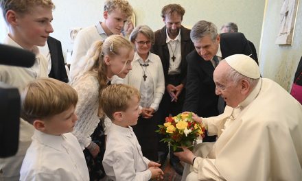 Pope welcomes leaders of renewed Beatitudes Community to Vatican