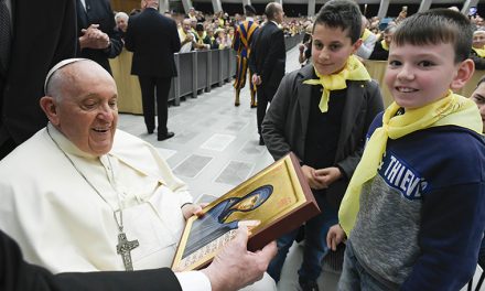 Pope encourages pilgrims to show others the beauty of faith